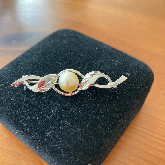 Faux pearl and silver brooch - Picture 1 of 1